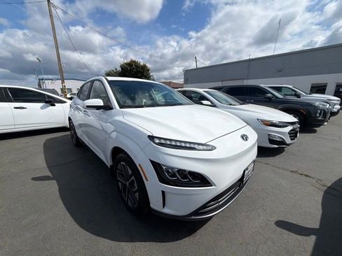 Used 2023 Hyundai Kona Limited FWD image 3