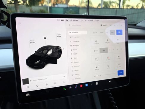 Used 2022 Tesla Model Y Performance image 9