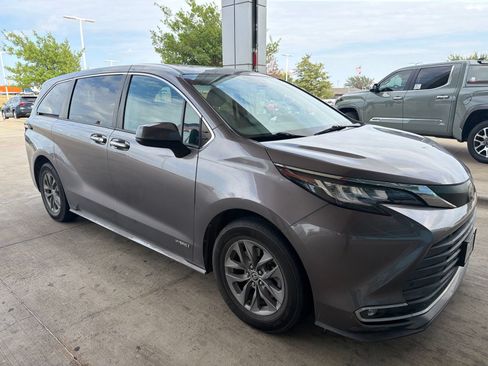 Used 2021 Toyota Sienna XLE FWD image 29