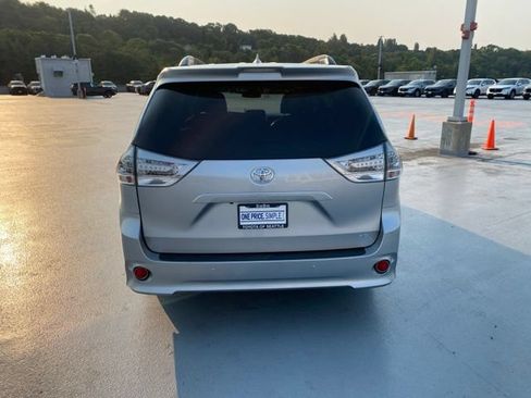 Used 2020 Toyota Sienna SE w/ SE Preferred Package FWD image 7