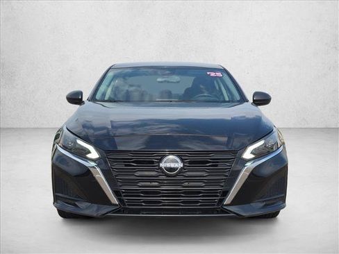 Used 2025 Nissan Altima 2.5 SV FWD image 2