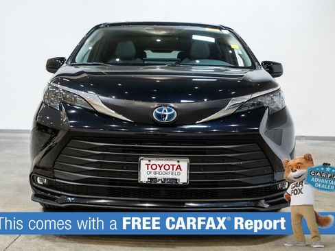 Used 2025 Toyota Sienna XLE image 2