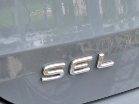 Used 2022 Volkswagen Taos SEL w/ Panoramic Sunroof Package FWD image 12
