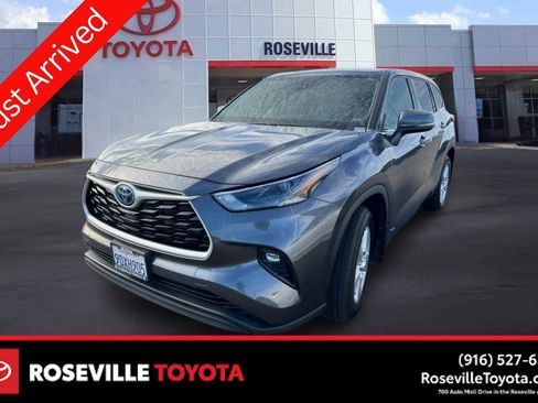 Used 2023 Toyota Highlander LE AWD/4WD image 1