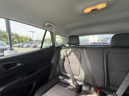 Used 2025 Chevrolet Trax LT FWD image 38