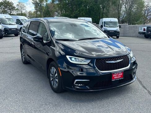 Used 2024 Chrysler Pacifica Limited FWD image 11