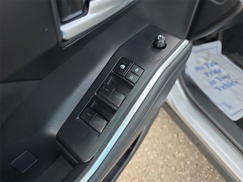 Used 2024 Toyota Highlander LE image 19