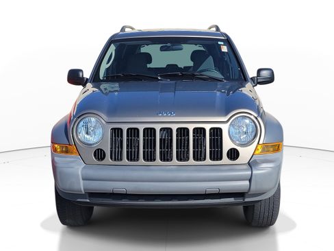 Used 2005 Jeep Liberty Sport image 2