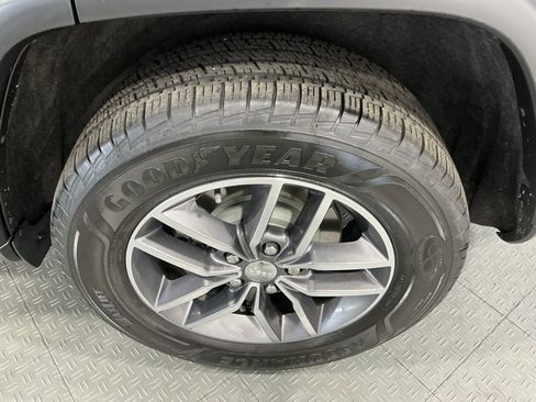 Used 2018 Jeep Grand Cherokee Limited image 36