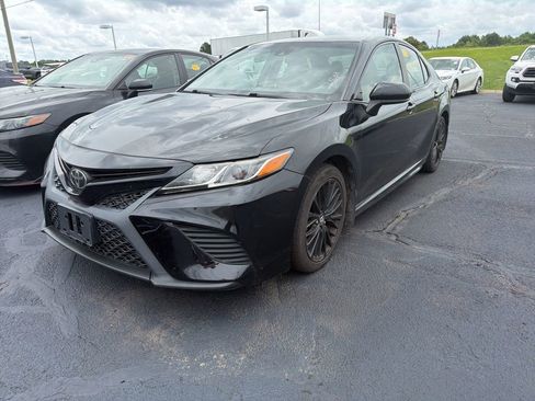 Used 2020 Toyota Camry SE FWD image 1