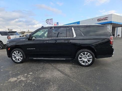 Used 2024 Chevrolet Suburban High Country w/ Advanced Technology Package image 3