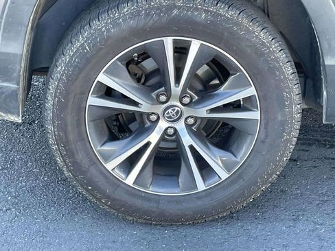 Used 2019 Toyota Highlander LE image 12