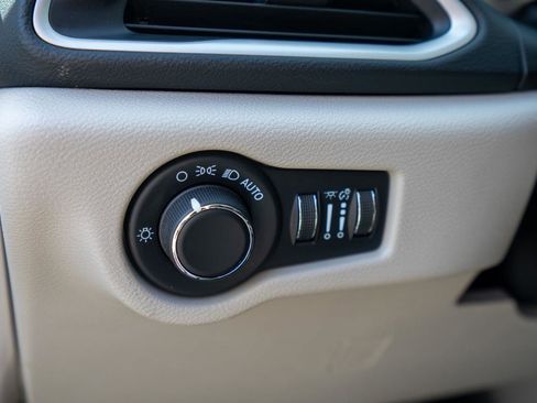 Used 2023 Chrysler Voyager LX FWD image 15