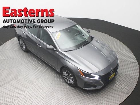 Used 2025 Nissan Altima 2.5 SV FWD image 3