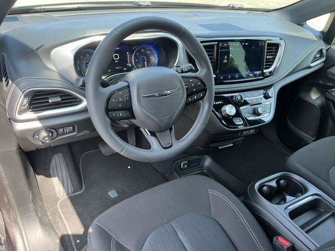 Used 2023 Chrysler Pacifica Touring FWD image 16