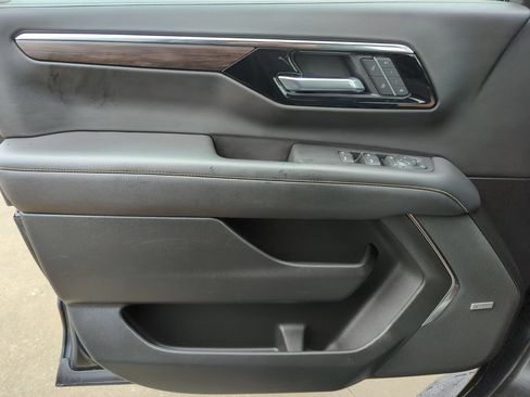 Used 2025 Chevrolet Tahoe Premier AWD/4WD image 19