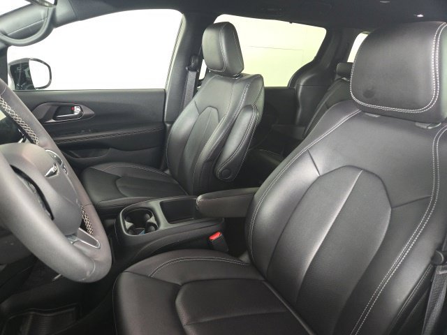Used 2026 Chrysler Pacifica Select FWD image 11