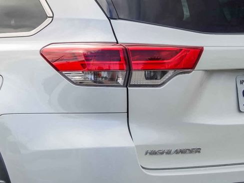 Used 2019 Toyota Highlander LE w/ Carpet Mat Package (TMS) image 7