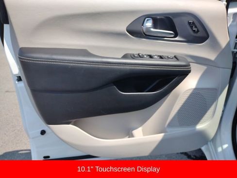 Used 2024 Chrysler Pacifica Touring-L image 11