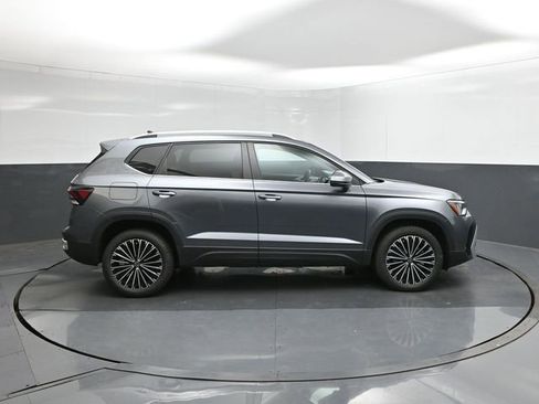 New 2026 Volkswagen Taos SE FWD image 11