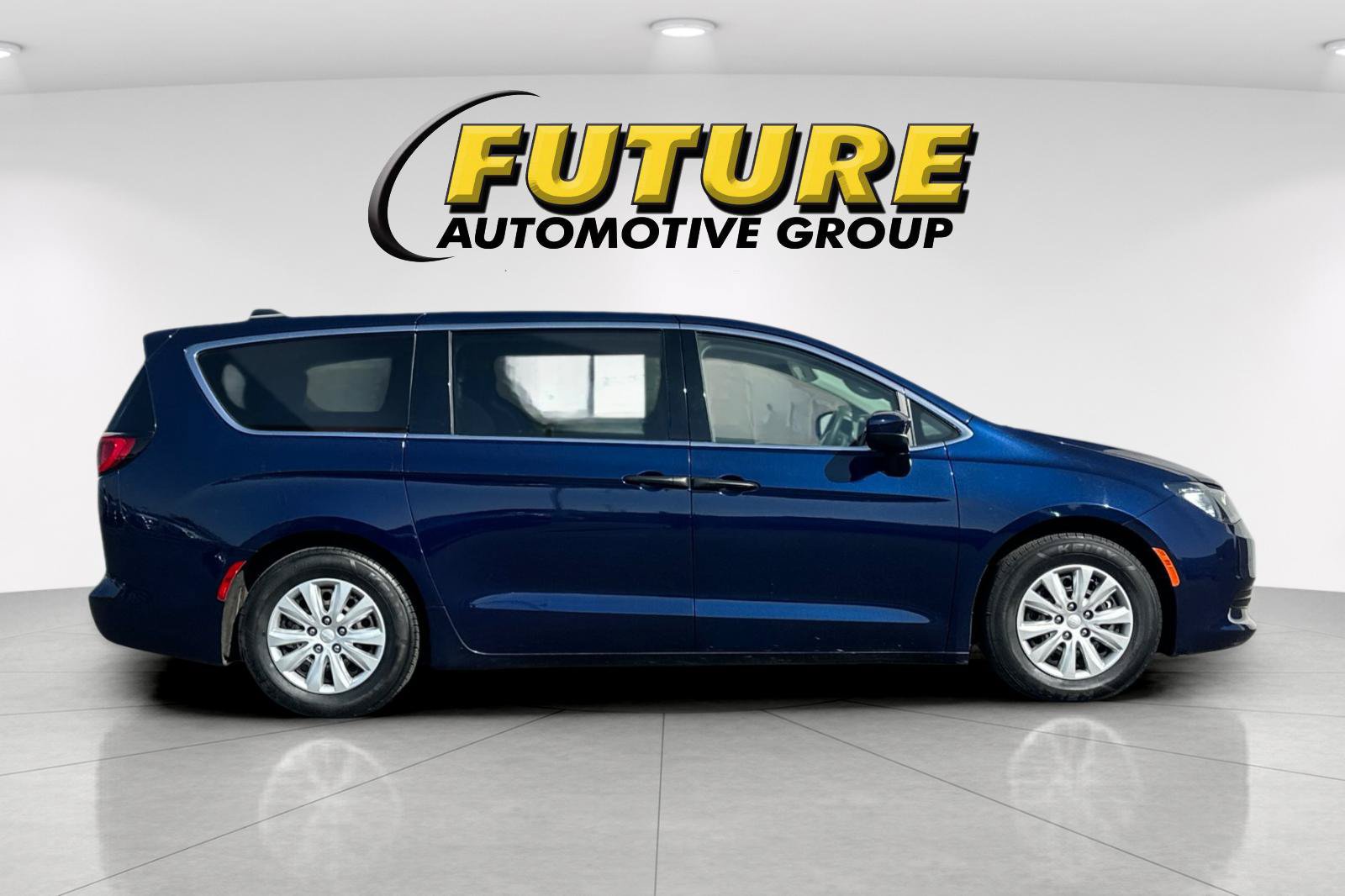 Used 2018 Chrysler Pacifica Select FWD image 2