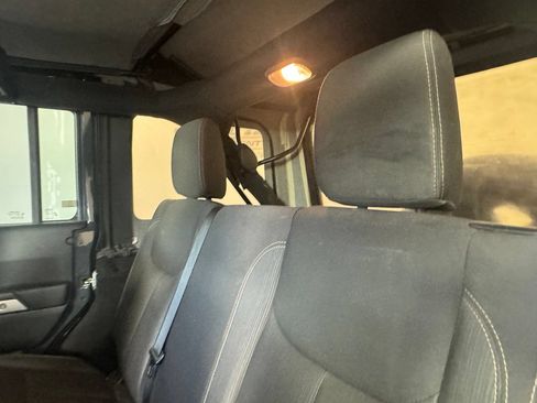 Used 2016 Jeep Wrangler Unlimited Sahara AWD/4WD image 11