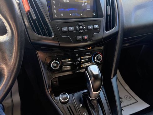 Used 2016 Ford Focus SE w/ SE Sport Package image 16