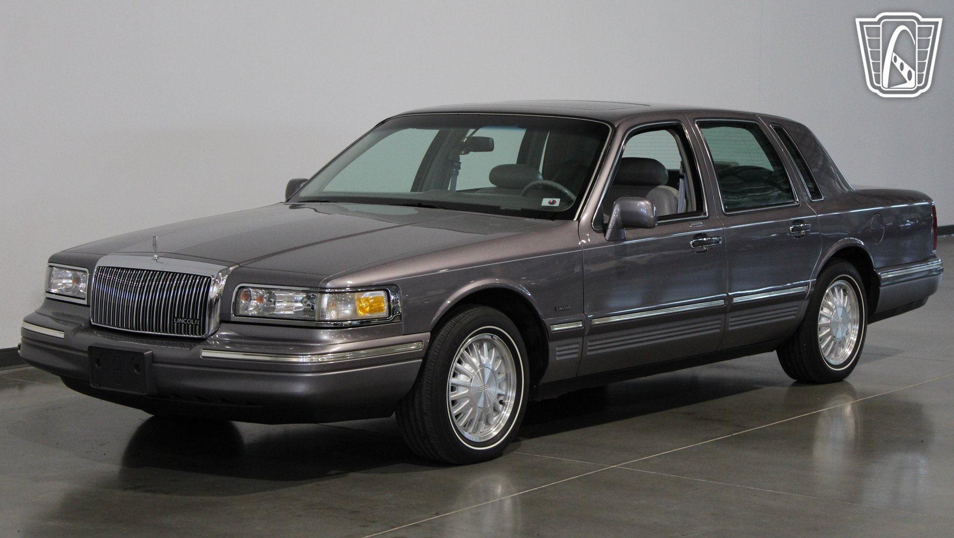 Used 1996 Lincoln Town Car Signature RWD image 29