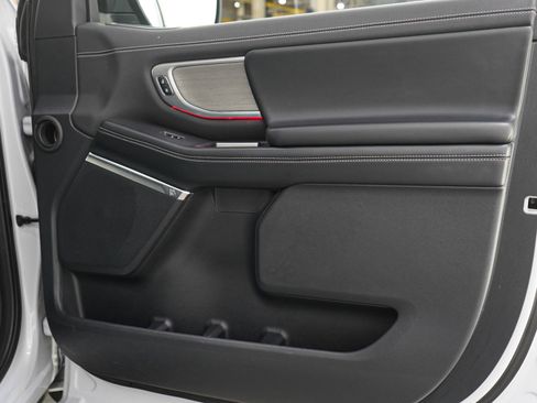Used 2025 Ford Expedition Max Platinum AWD/4WD image 9