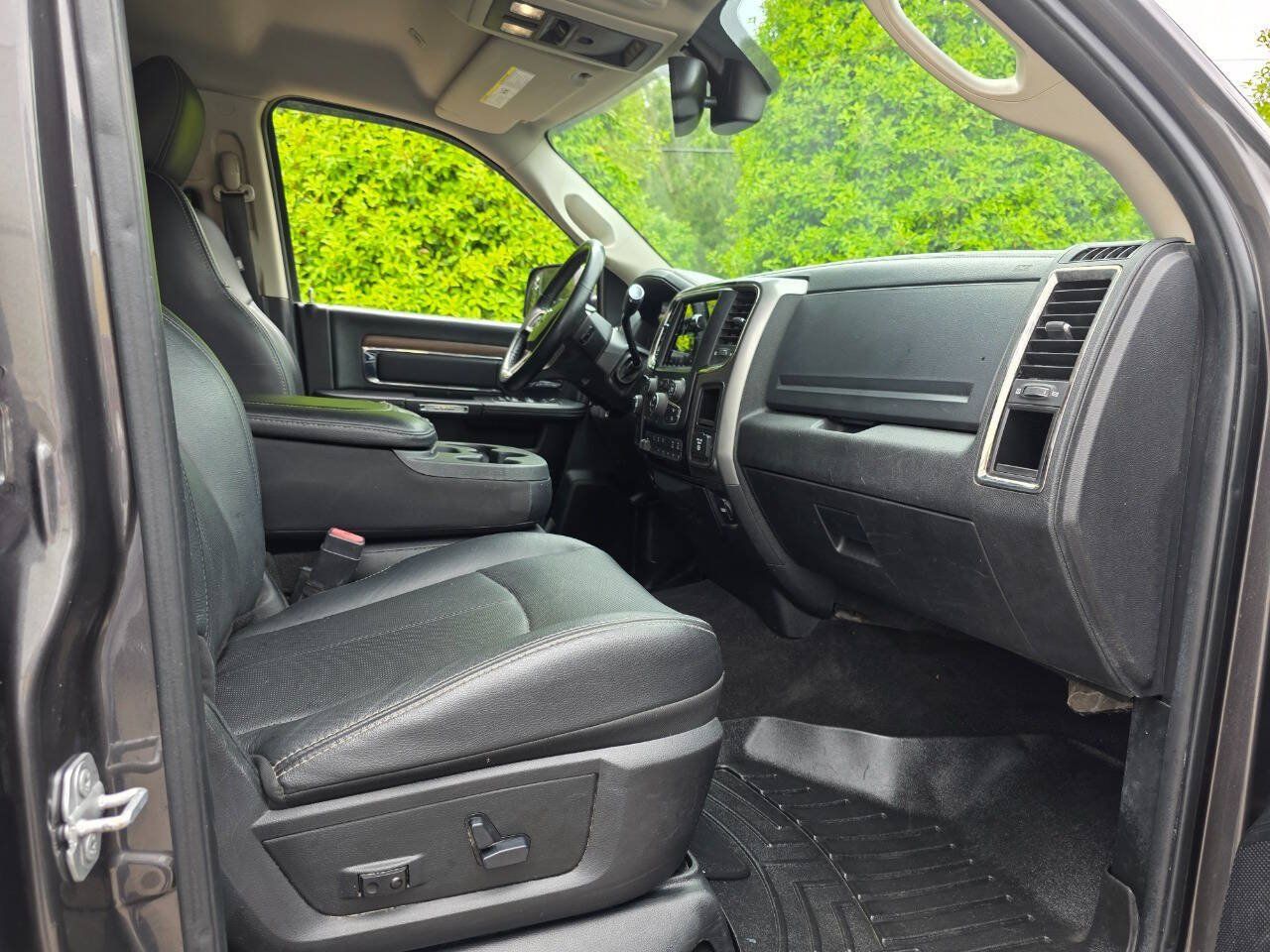 Used 2018 RAM 2500 Laramie w/ Sport Appearance Group AWD/4WD image 32