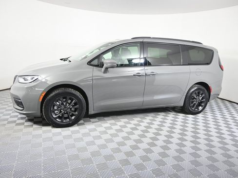 Used 2022 Chrysler Pacifica Touring-L w/ S Appearance Package image 2