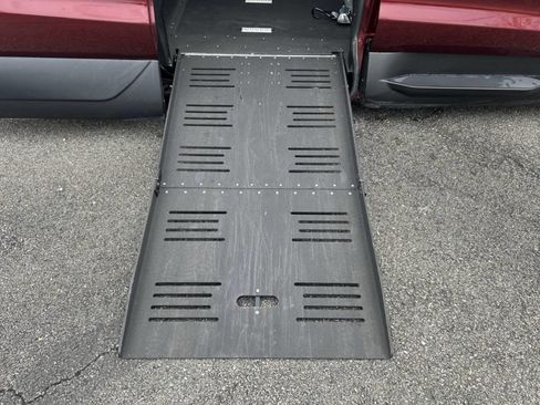 Used 2023 Chrysler Voyager LX image 4