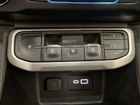Used 2022 GMC Acadia SLE w/ Driver Convenience Package FWD image 9