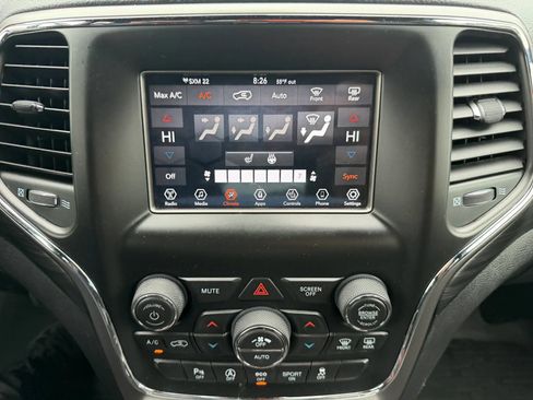 Used 2019 Jeep Grand Cherokee Laredo AWD/4WD image 23