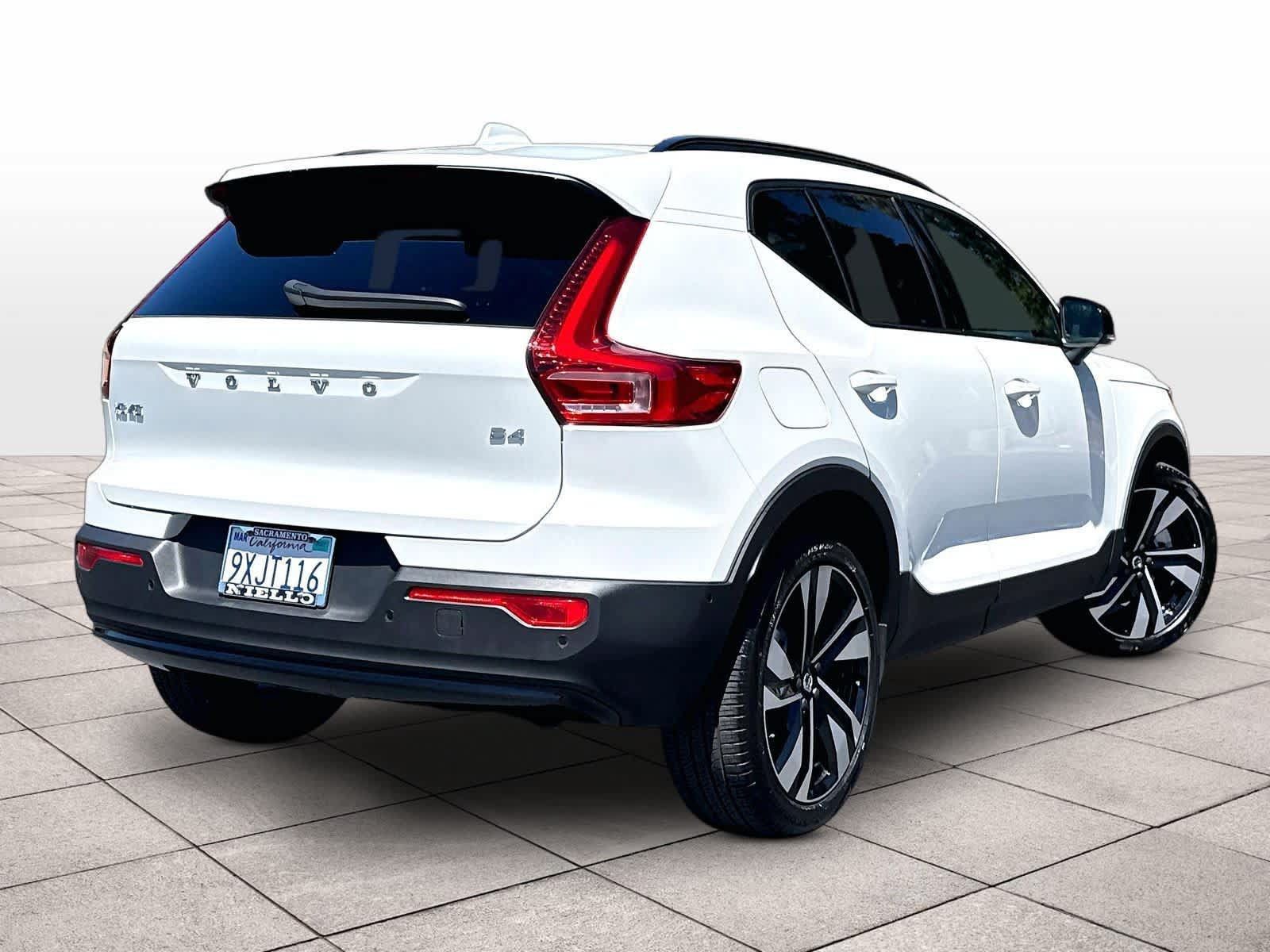 Used 2026 Volvo XC40 B4 Plus w/ Climate Package FWD image 16