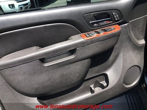 Used 2013 Chevrolet Avalanche LTZ AWD/4WD image 9