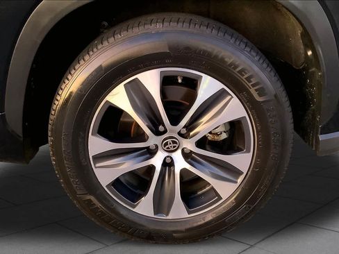 Used 2022 Toyota Highlander XLE FWD image 11