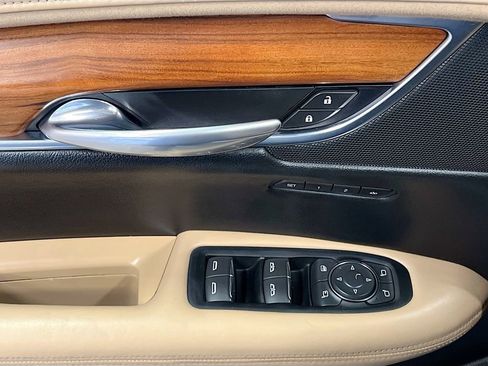 Used 2017 Cadillac XT5 Platinum image 18