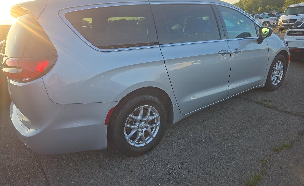 Used 2026 Chrysler Pacifica Select FWD image 4