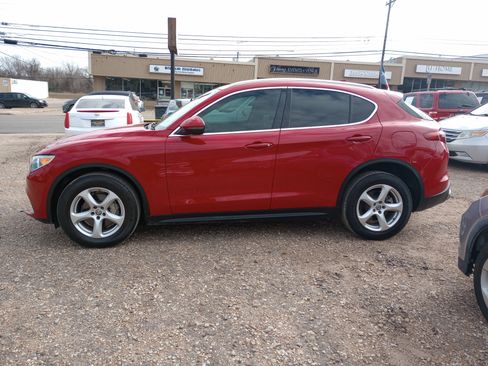 Used 2018 Alfa Romeo Stelvio AWD image 4