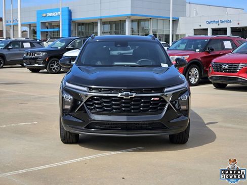 Used 2025 Chevrolet Trax RS FWD image 2