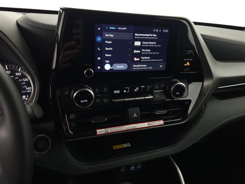 Used 2025 Toyota Highlander XLE image 25