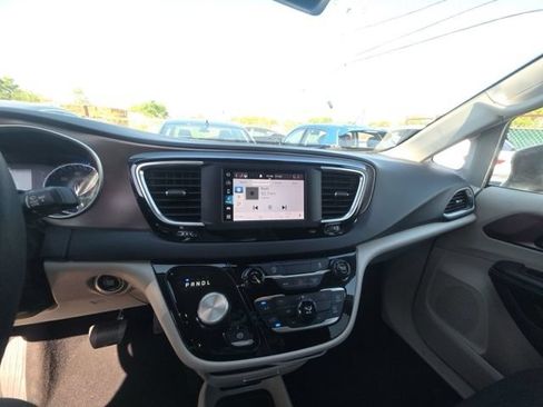 Used 2024 Chrysler Voyager LX FWD image 5