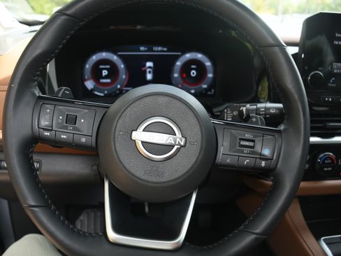 Used 2025 Nissan Pathfinder Platinum FWD image 14