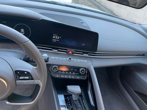 Used 2025 Hyundai Elantra SEL image 18