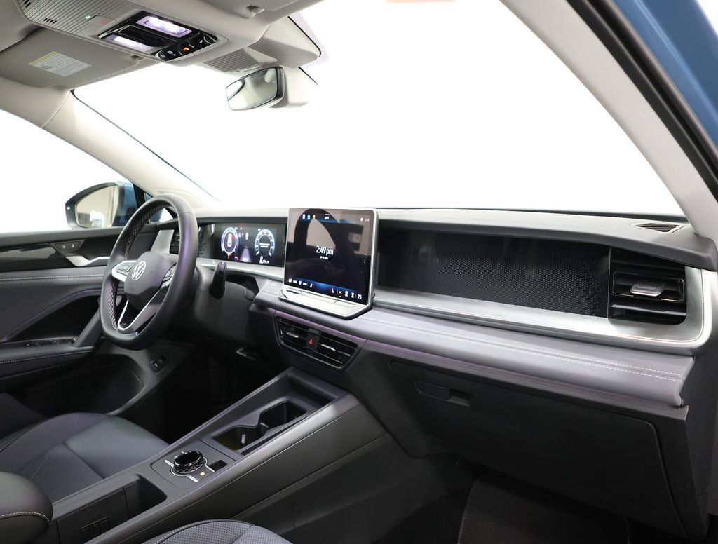 Used 2025 Volkswagen Tiguan SE AWD/4WD image 23