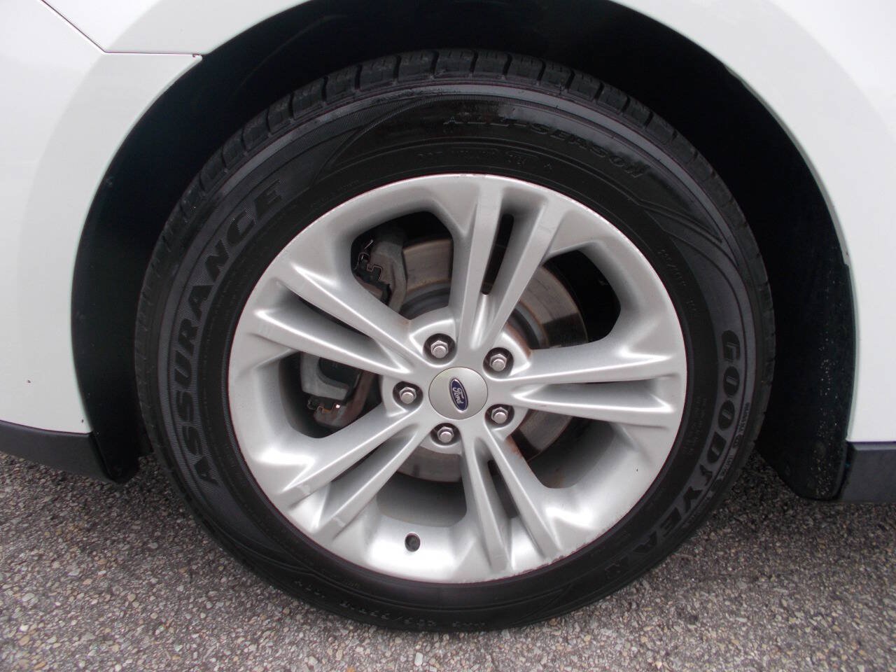 Used 2016 Ford Taurus SE FWD image 11