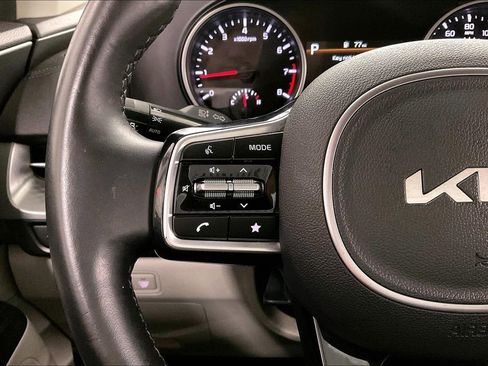 Used 2022 Kia Carnival LX w/ Paint Protection Package FWD image 18