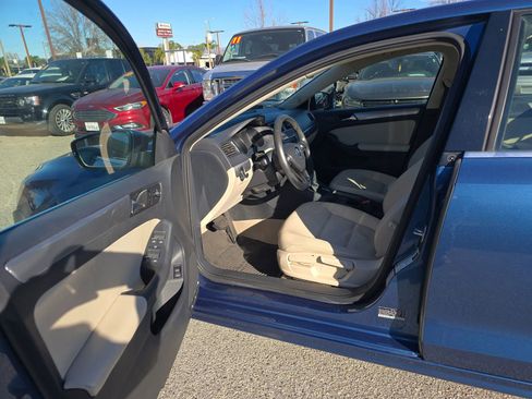 Used 2016 Volkswagen Jetta SE image 10