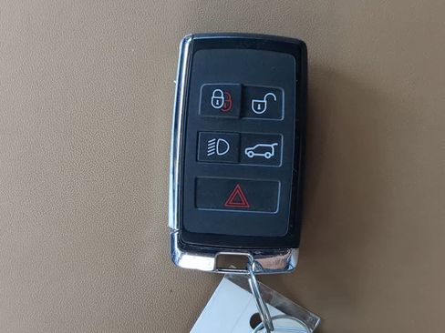 Certified 2025 Land Rover Defender 130 X-Dynamic SE AWD/4WD image 37
